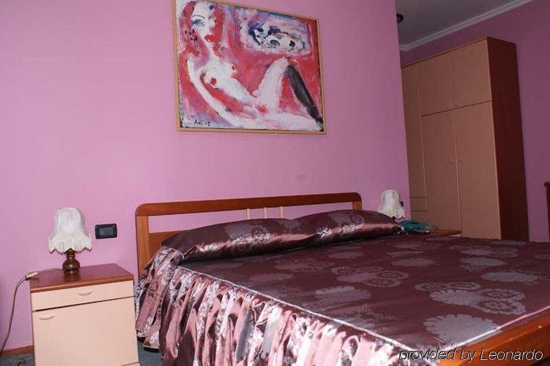Art Hotel Nirvana Тирана Стая снимка