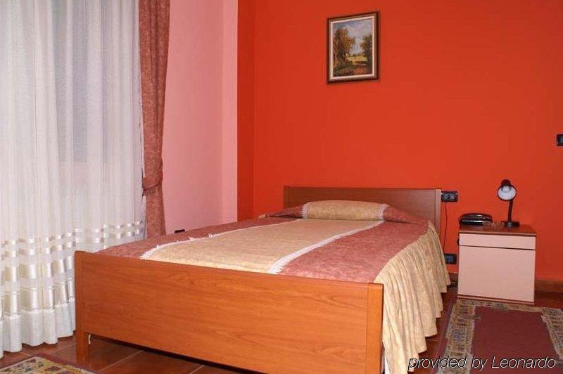 Art Hotel Nirvana Тирана Стая снимка