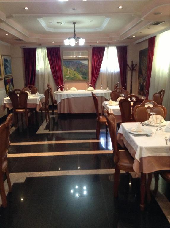 Art Hotel Nirvana Тирана Ресторант снимка